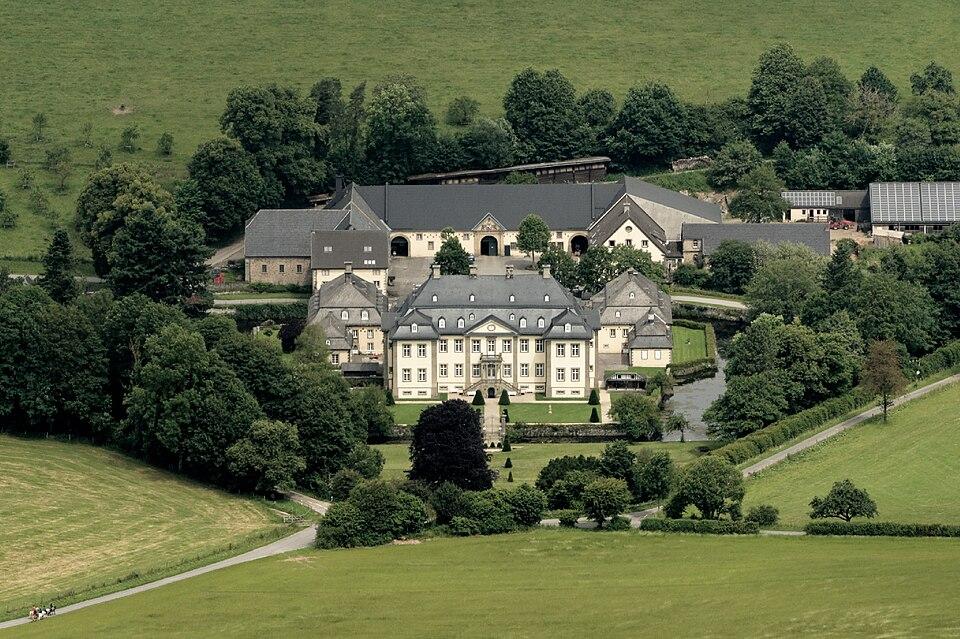 Schloss Körtlinghausen, Schrägluftbild aus Blickrichtung Süden
