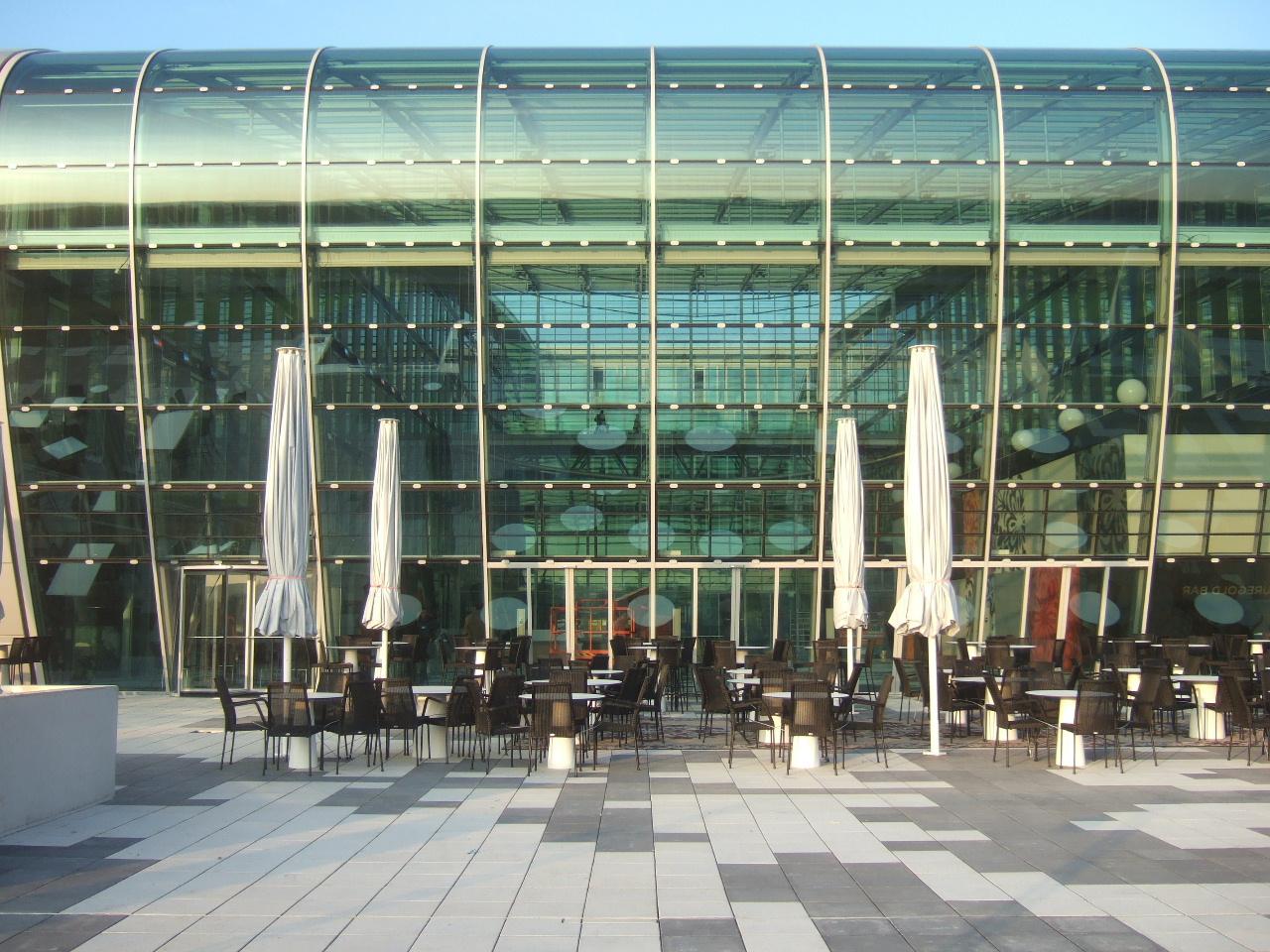 Terrasse und Eingangshalle