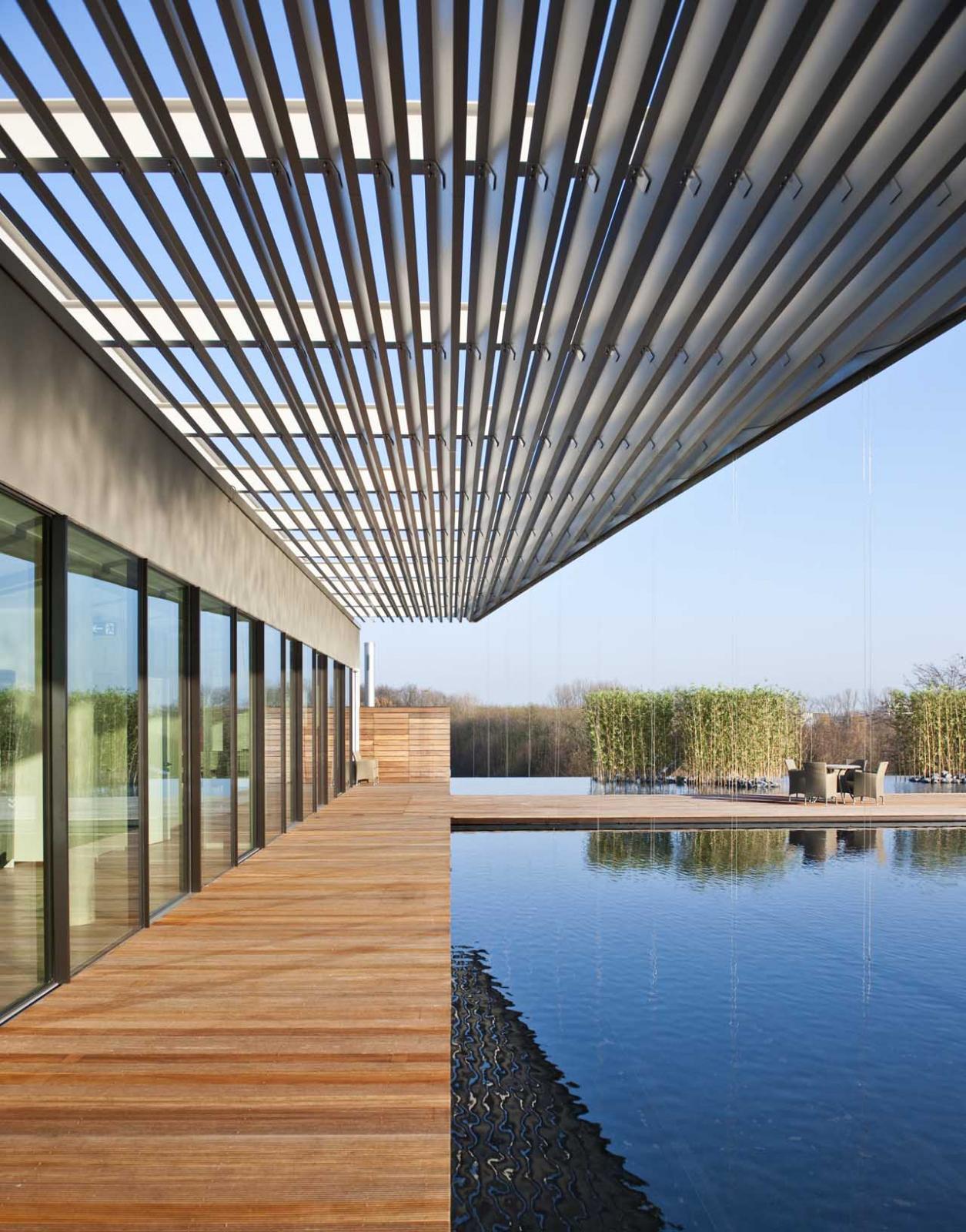 RS+Yellow Distribution Centre - Fassade am Wasserbecken mit Boardwalk und Pergola