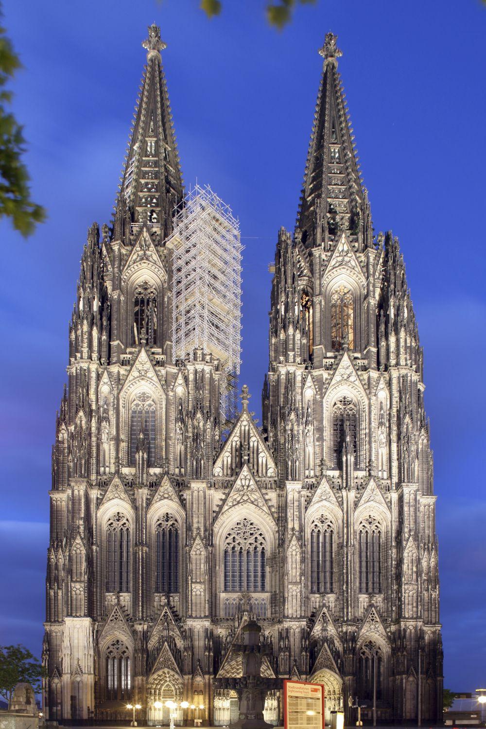 Zweiturmfassade des Kölner Doms mit Portal
