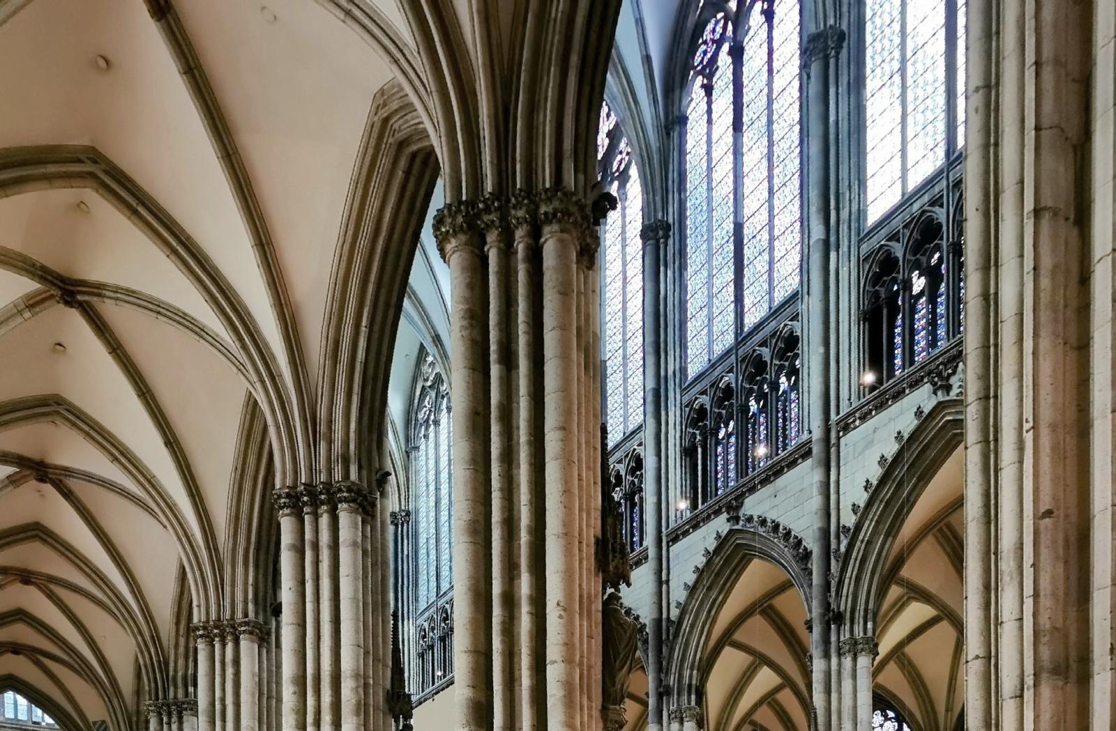 Innenansicht mit Kreuzrippengewölben und Rundpfeilern, Spitzbogenarkaden und Maßwerkfenster