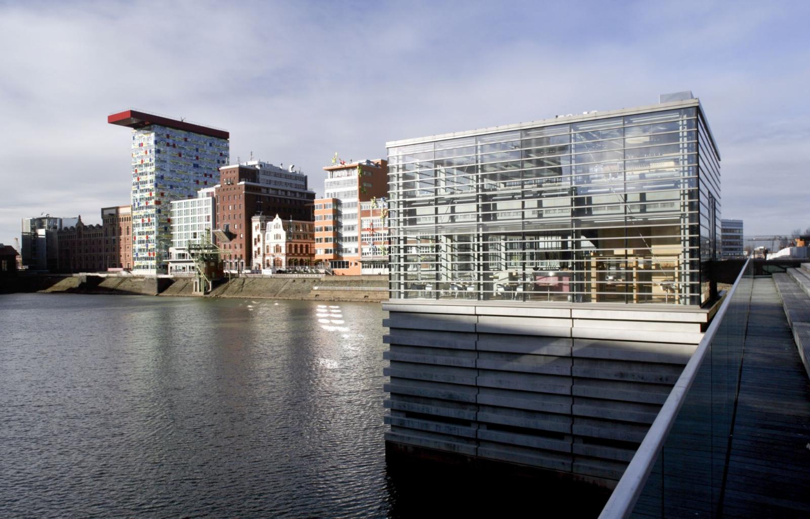 Glaskubus am Handelshafen mit Hafenbecken