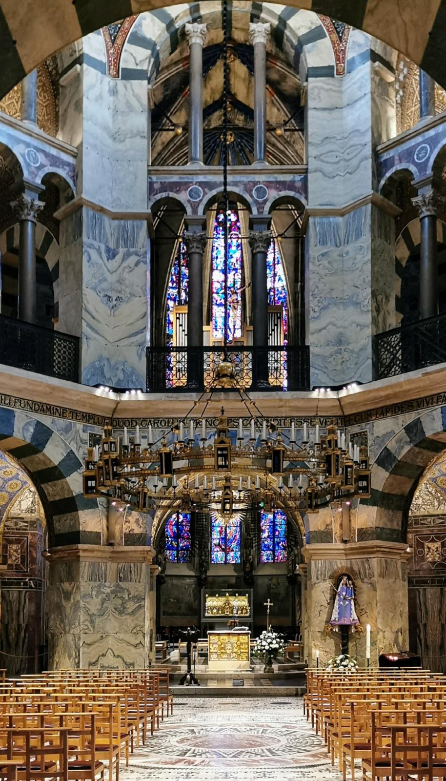 Blick in den Zentralbau mit Barbarossaleuchter