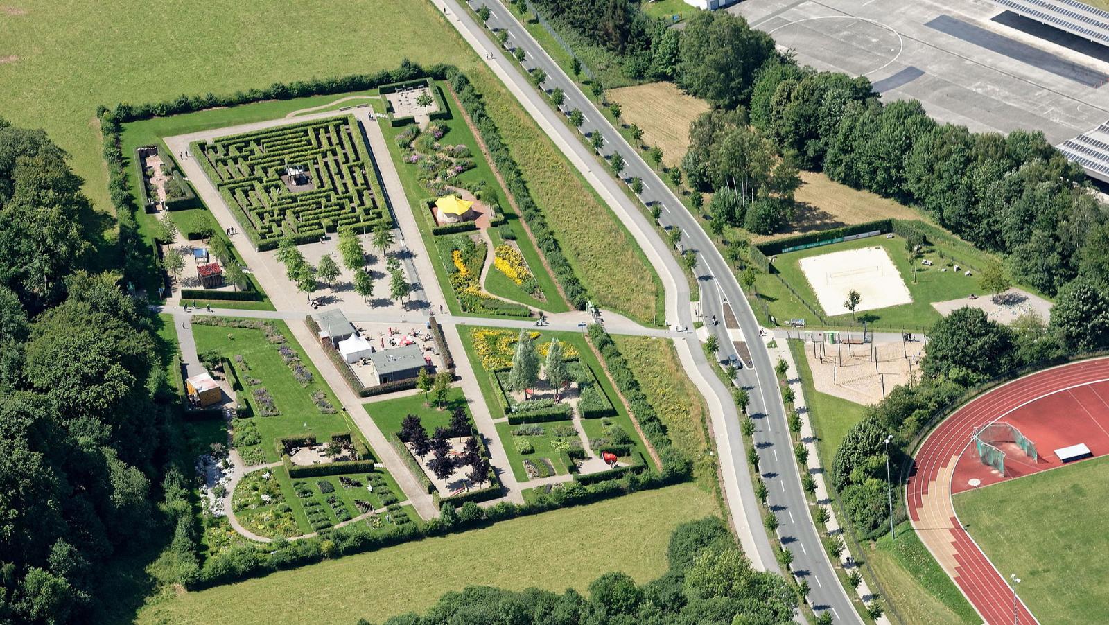 Südlicher Parkabschnitt mit Sinnesgärten, getrennt durch Ein- und Übergang Deilinghofer Straße von Beachvolleyballfeld und Slacklineparcours