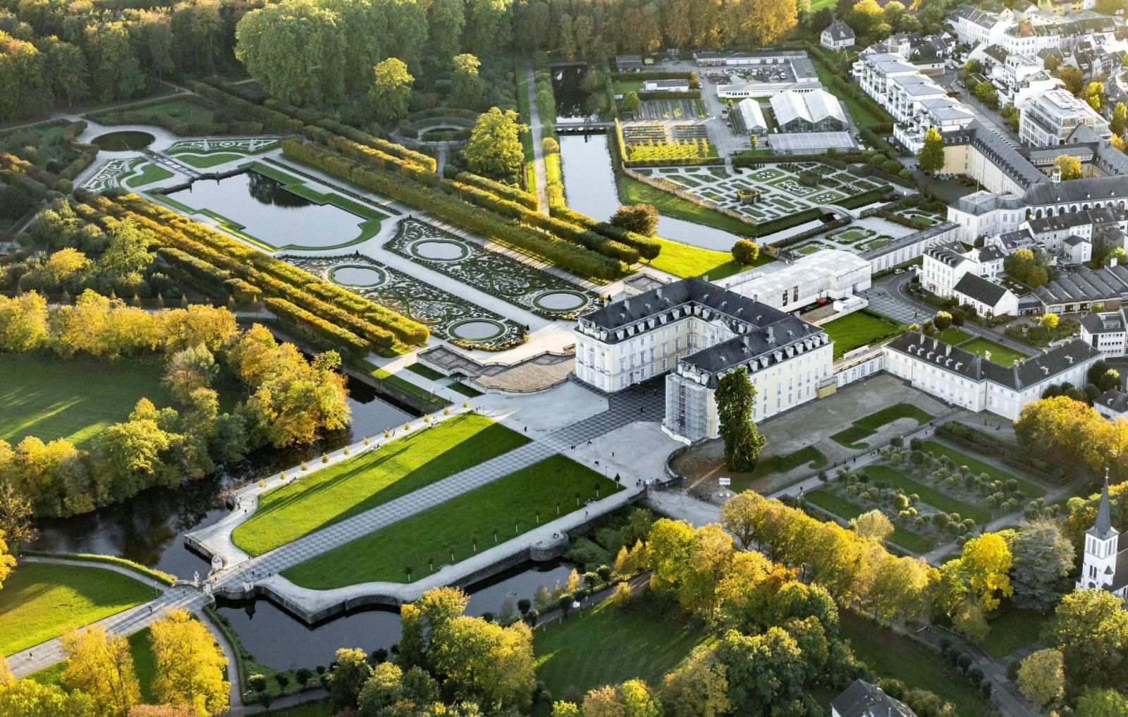 Schloss Augustusburg mit Gartenanlagen, Luftbild