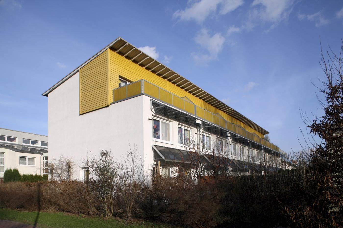 Haus mit gelber Fassadengestaltung