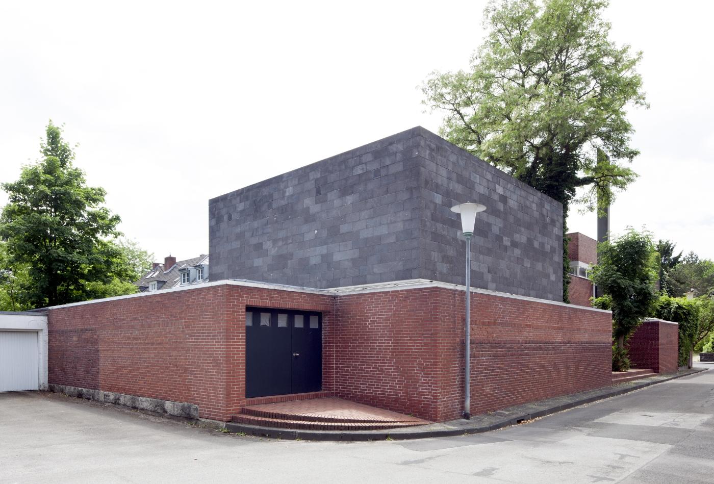 Eckansicht mit Garage