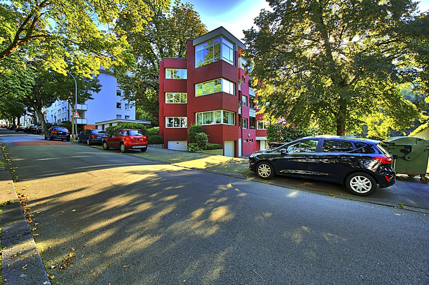 Südwestansicht mit kantig gefalteter Fassade