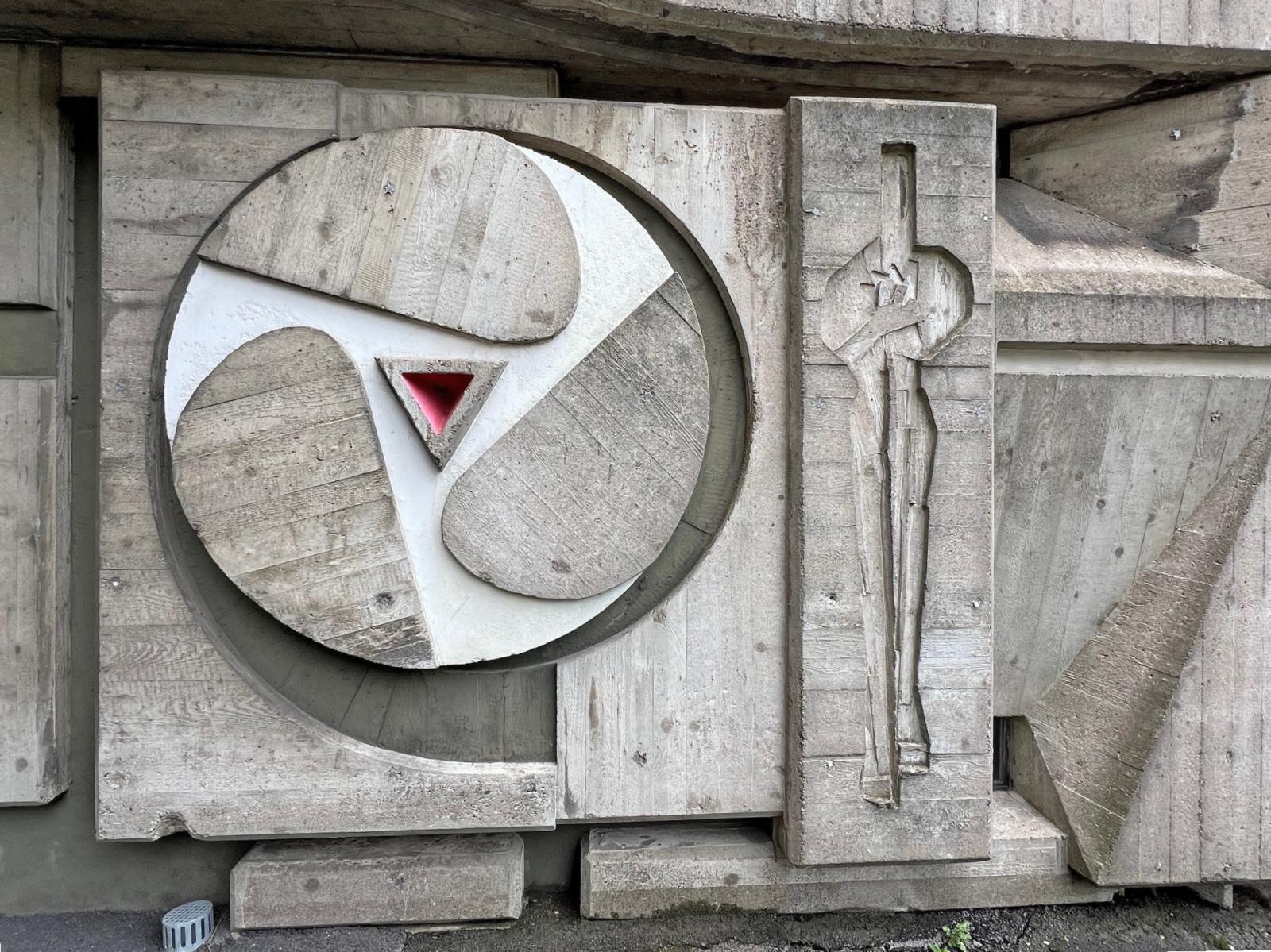 Betonrelief an der äußeren Portalwand