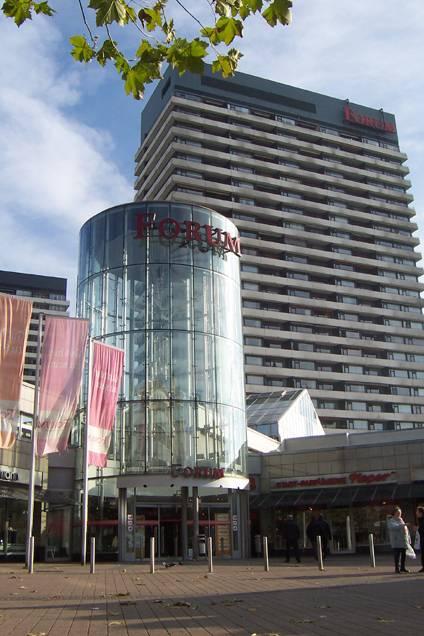 Eingang Forum mit Ladenpassage