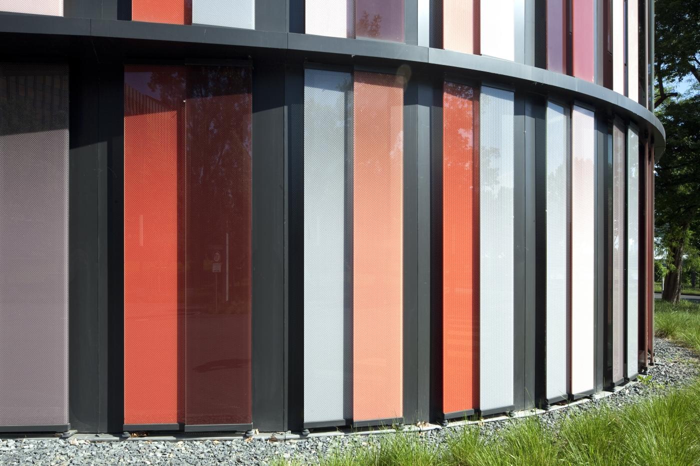 Detail der Fassade mit Sonnenschutzlamellen