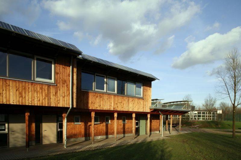Klassenhaus, dahinter Turnhalle