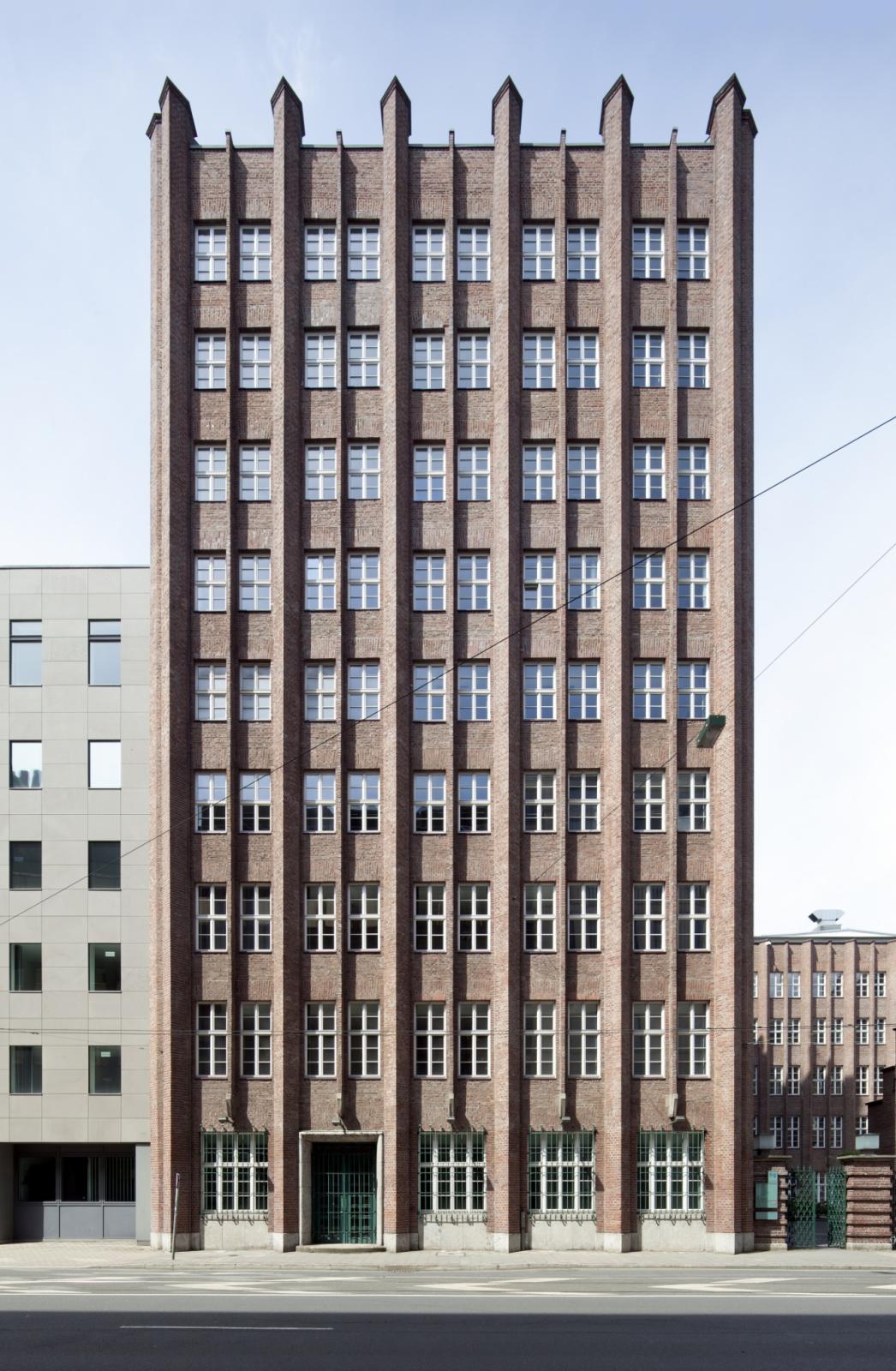 Blick auf das elfgeschossige Gebäude