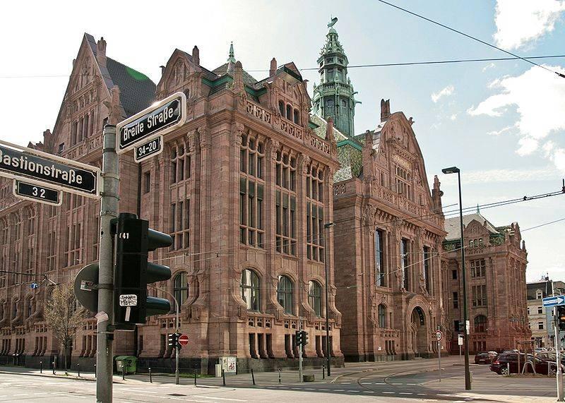 Blick auf die Nordfassade mit Haupteingang