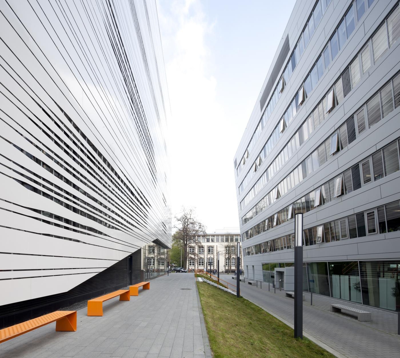 Blick entlang der Fassade und auf das benachbarte Gebäude