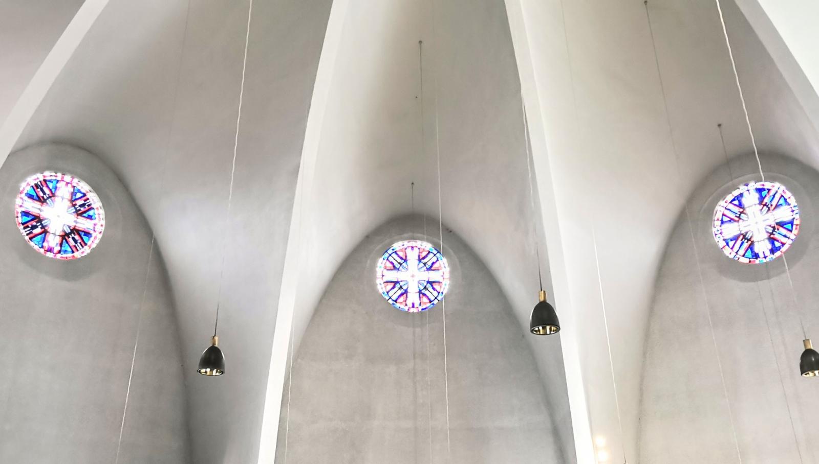 Übergänge Wand zur Decke mit runden Kirchenfenstern