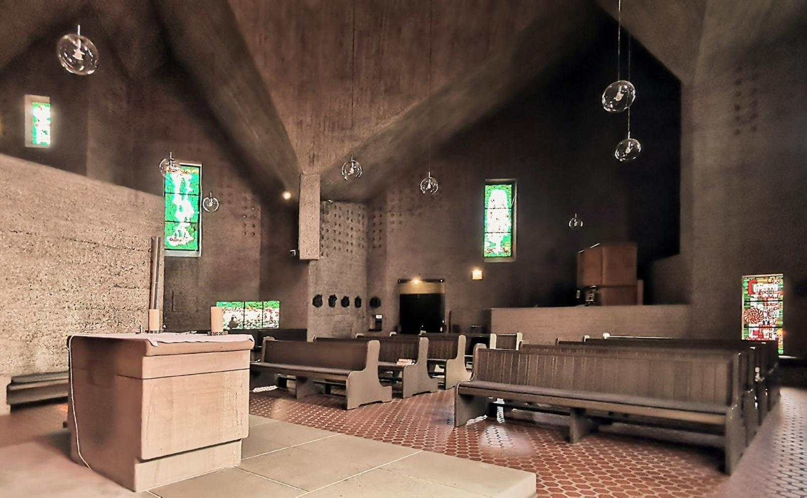 Blick in den Kirchenraum vom Altar aus
