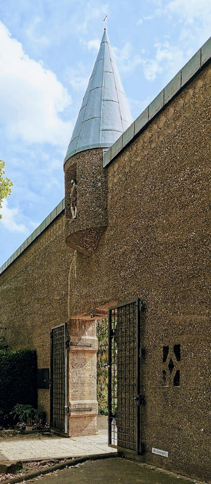 Eingangsportal in der Mauer