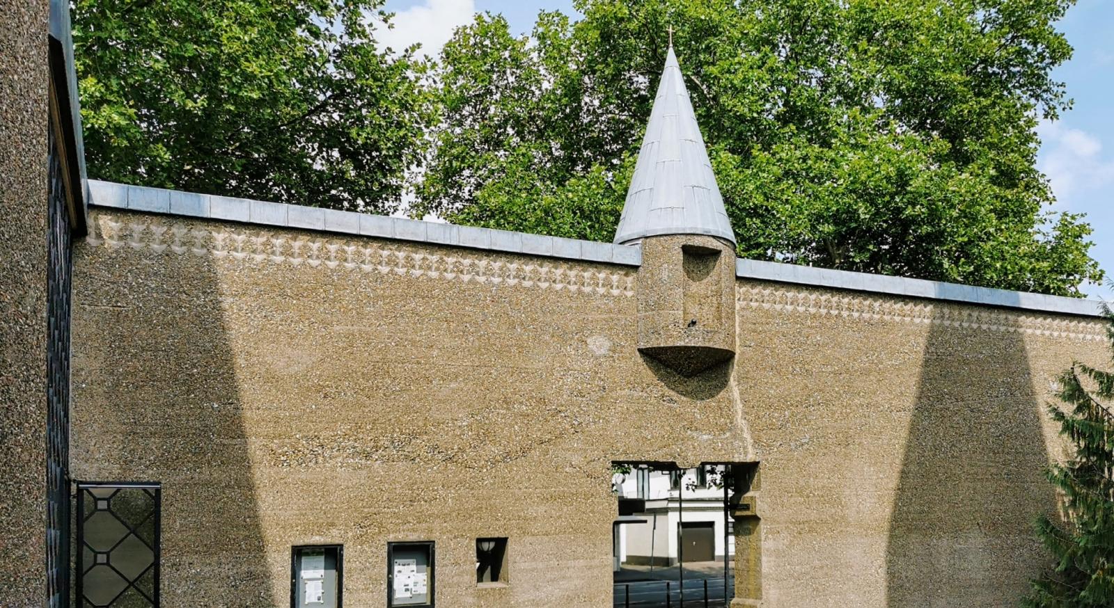 Eingangsportal in der Mauer