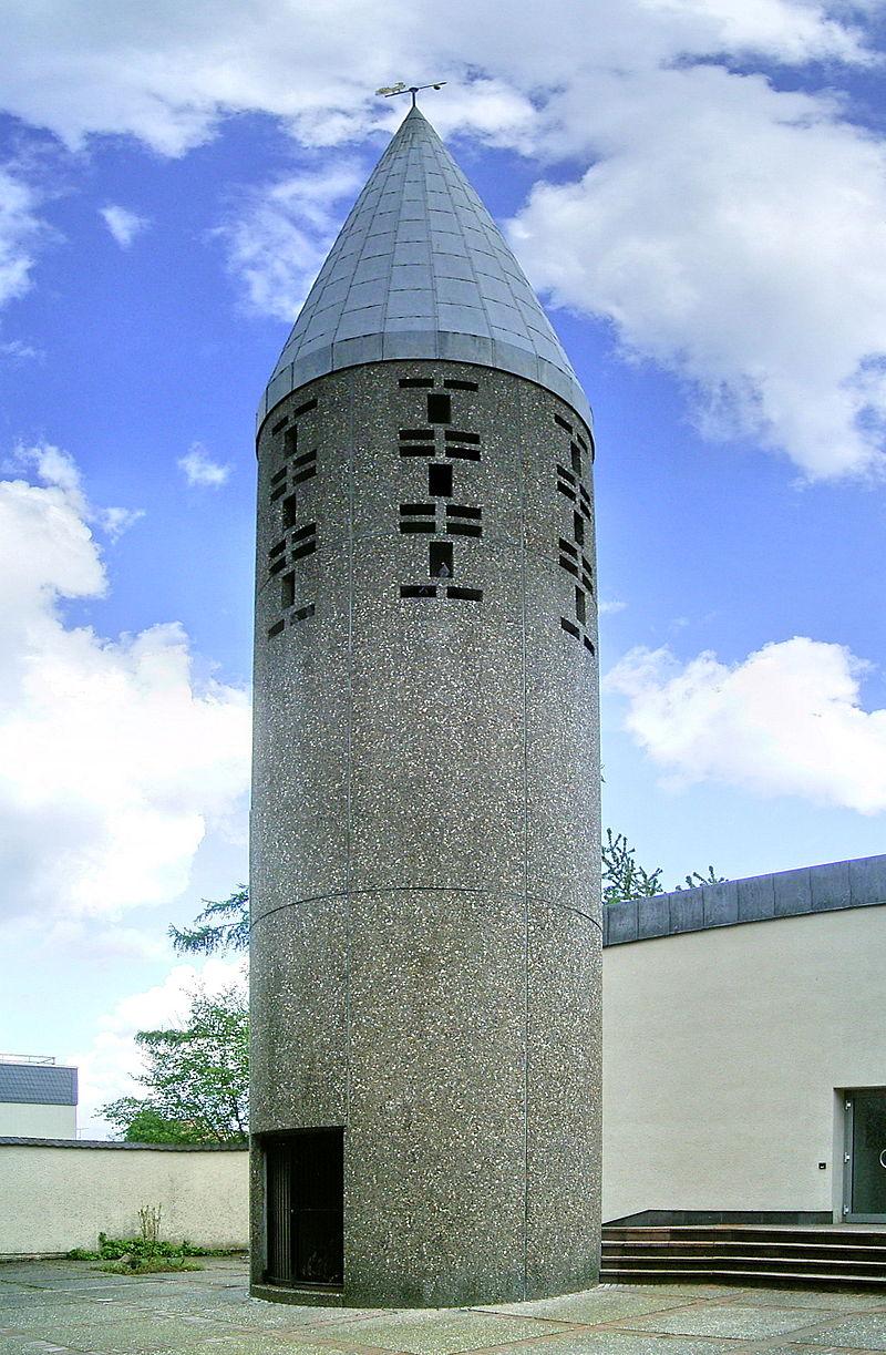 Turm im Vorhof mit Spitzhelmabdeckung