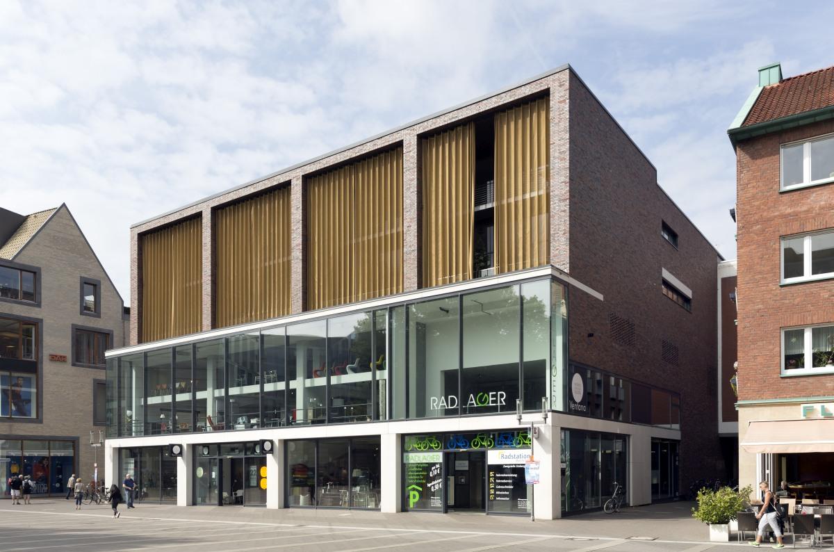 Straßenfassade 
