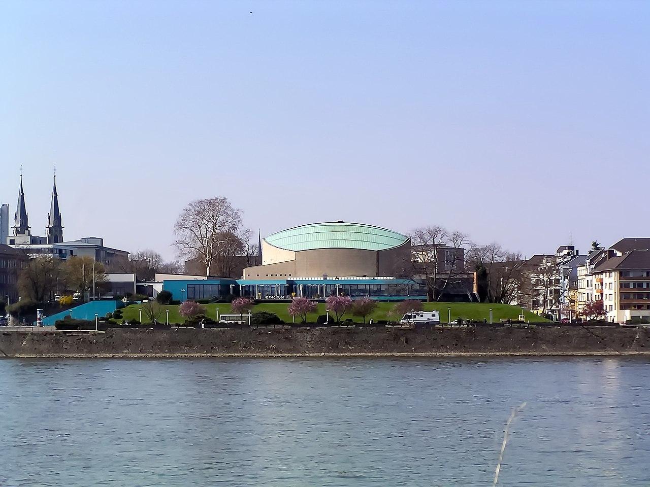Beethovenhalle Bonn, vom Rhein aus gesehen