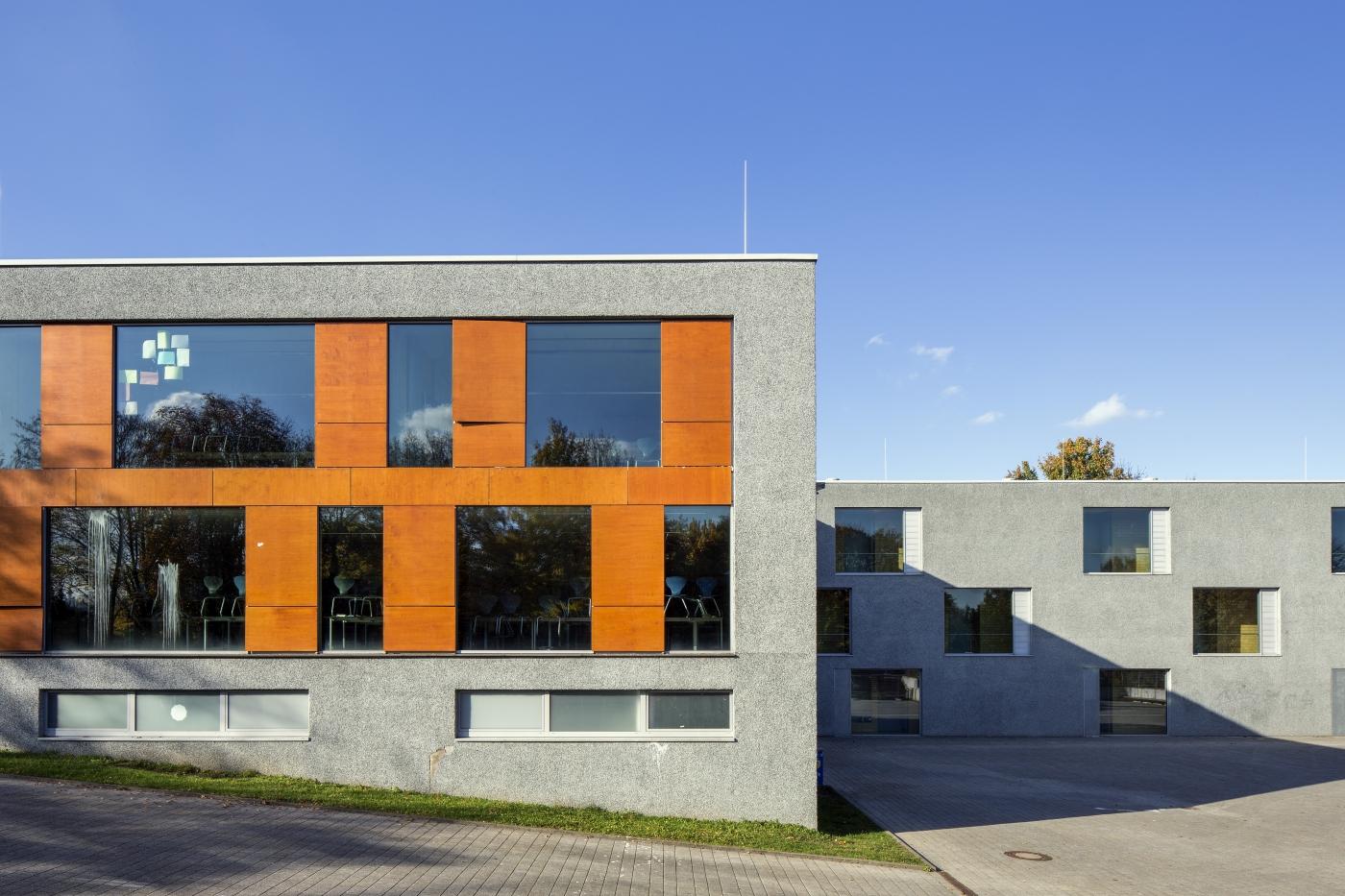 rechts der dreigeschossige Hofbereich des Schulgebäudes