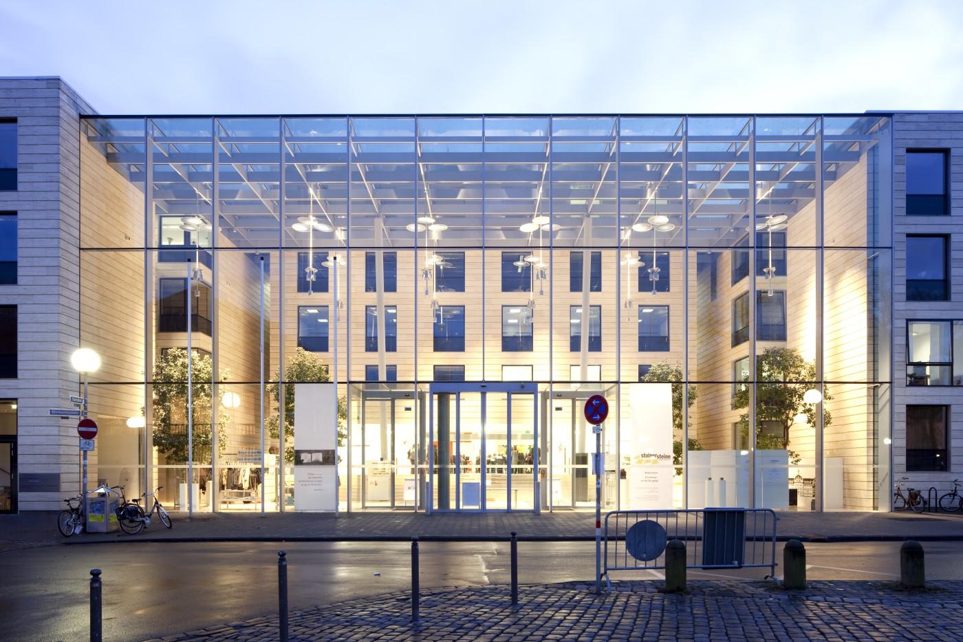 Beleuchtete gläserne Empfangshalle