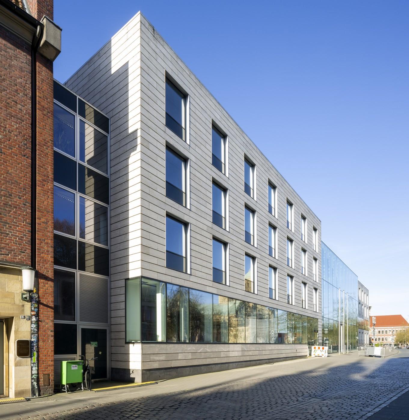 Gegliederte Fassade aus Glas und Travertin