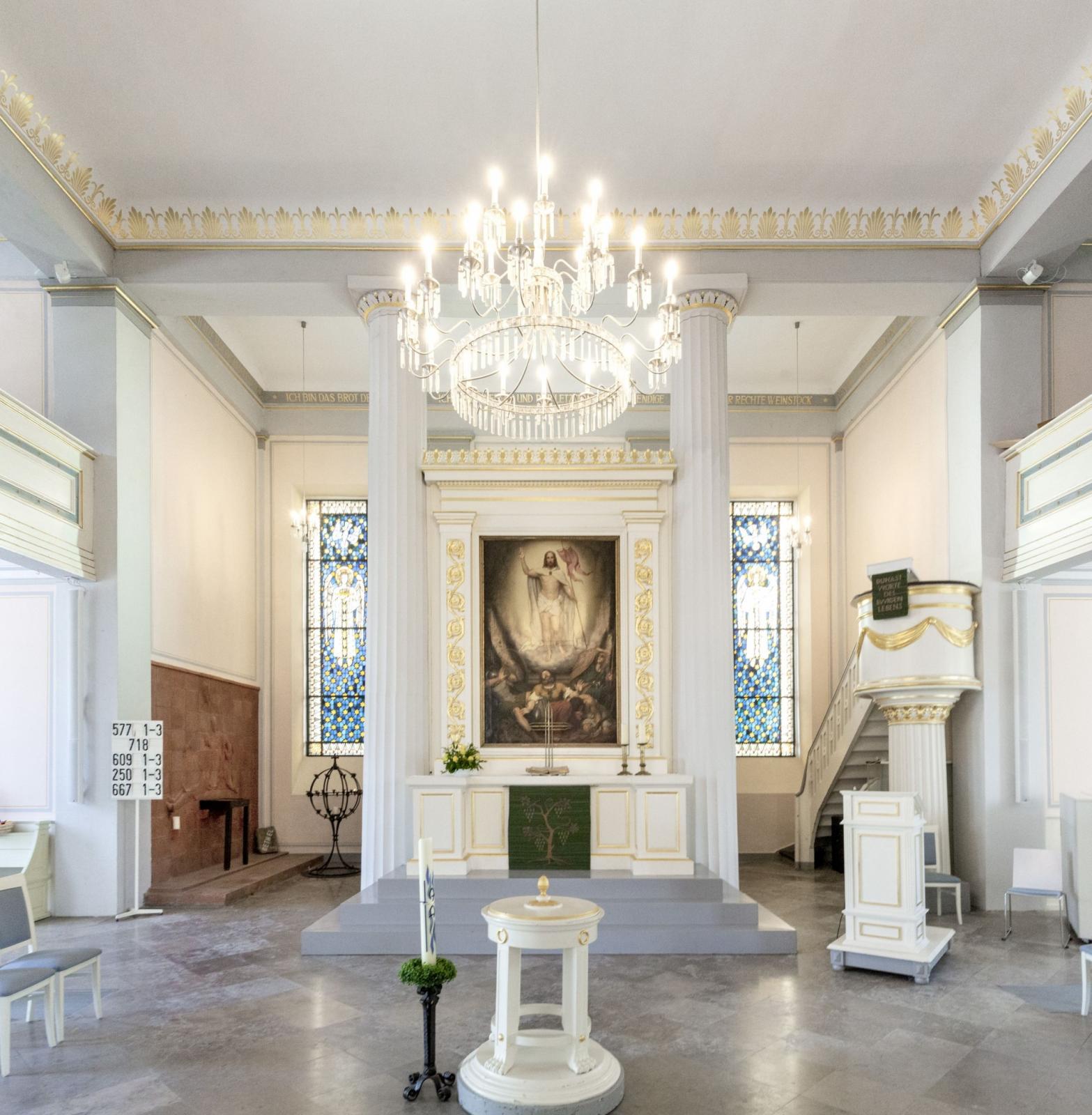 Blick auf den Altar und das Altarbild