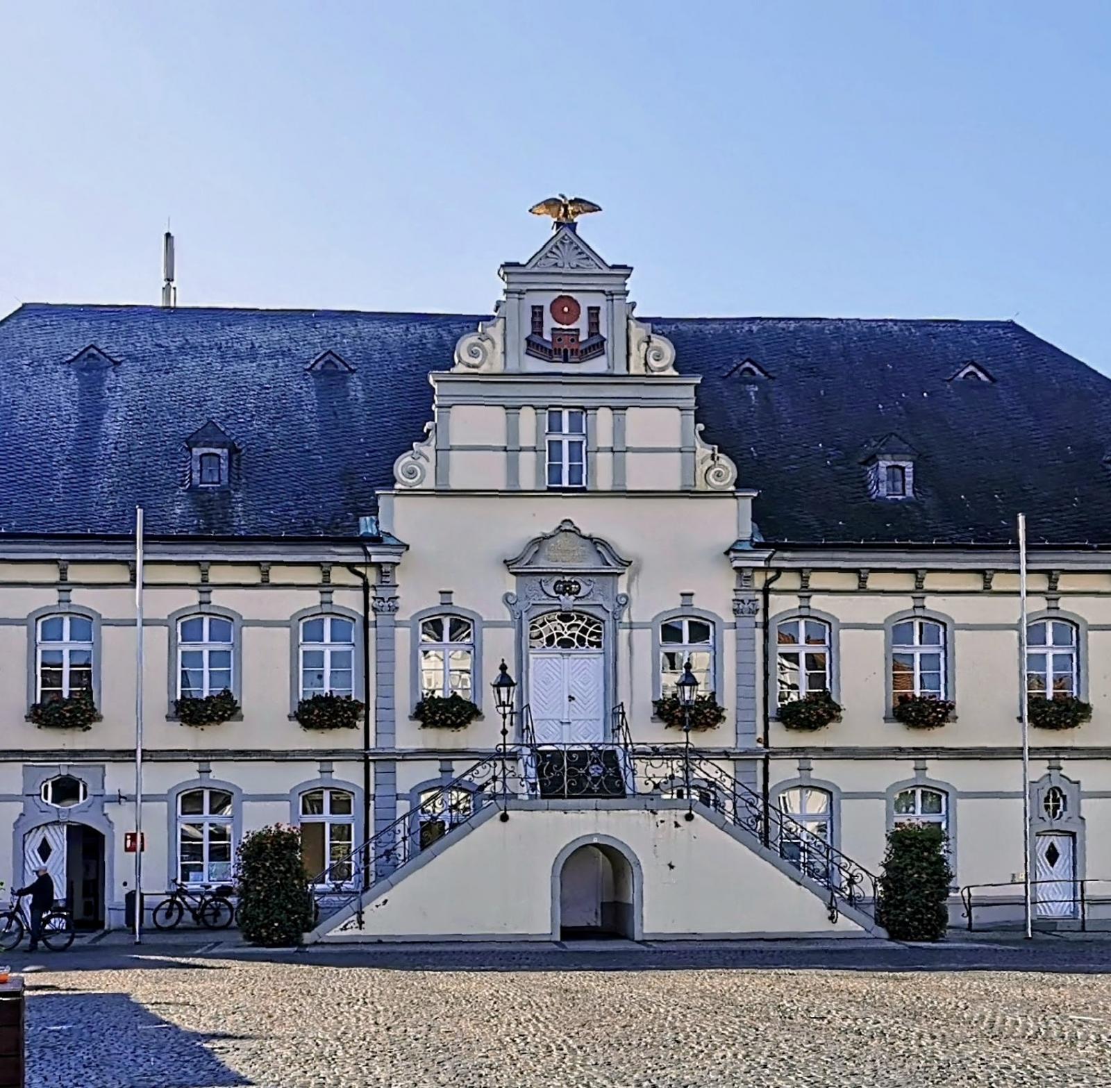 Mittelrisalit und großzügige Freitreppe