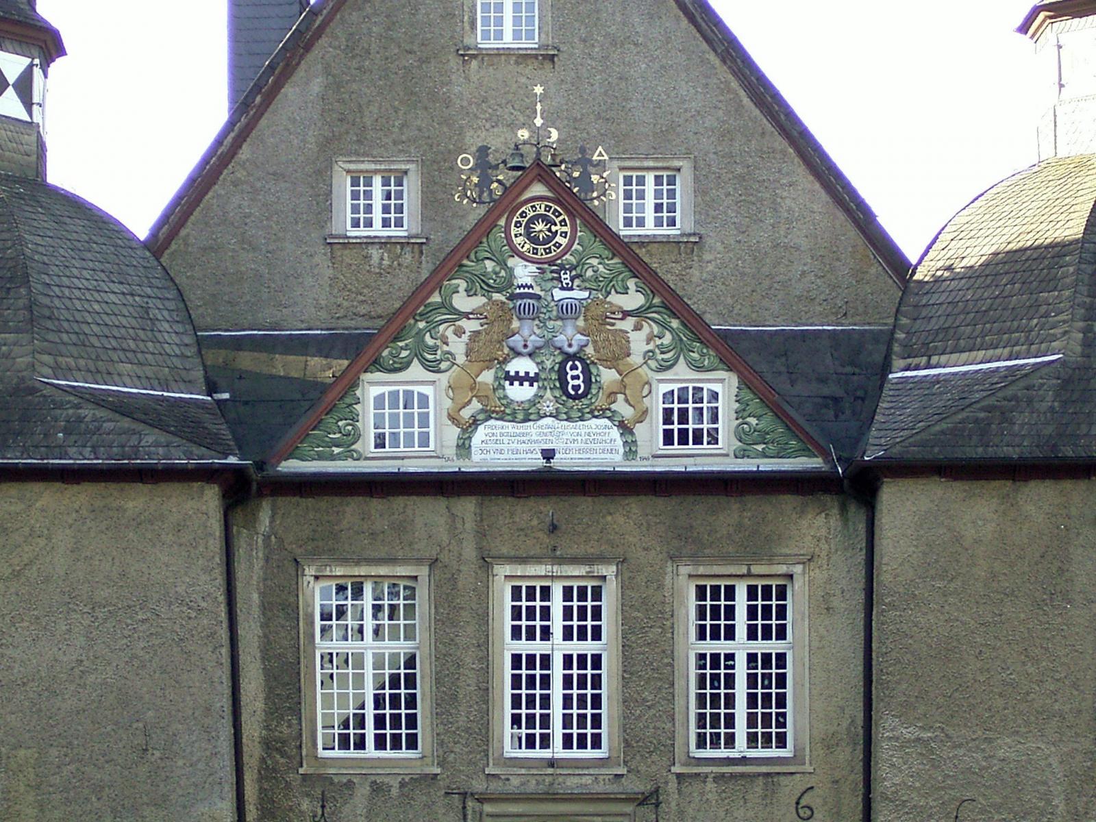 Holzgeschnitzter Giebel am Vorbau