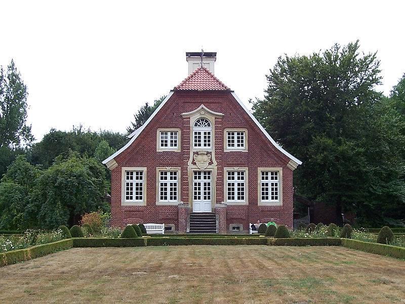 Durch Mittelrisalit gegliederte Nordfassade