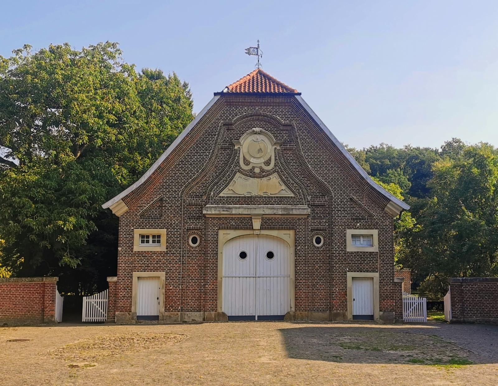 Südfassade mit Ornamenten und Wirtschaftstor