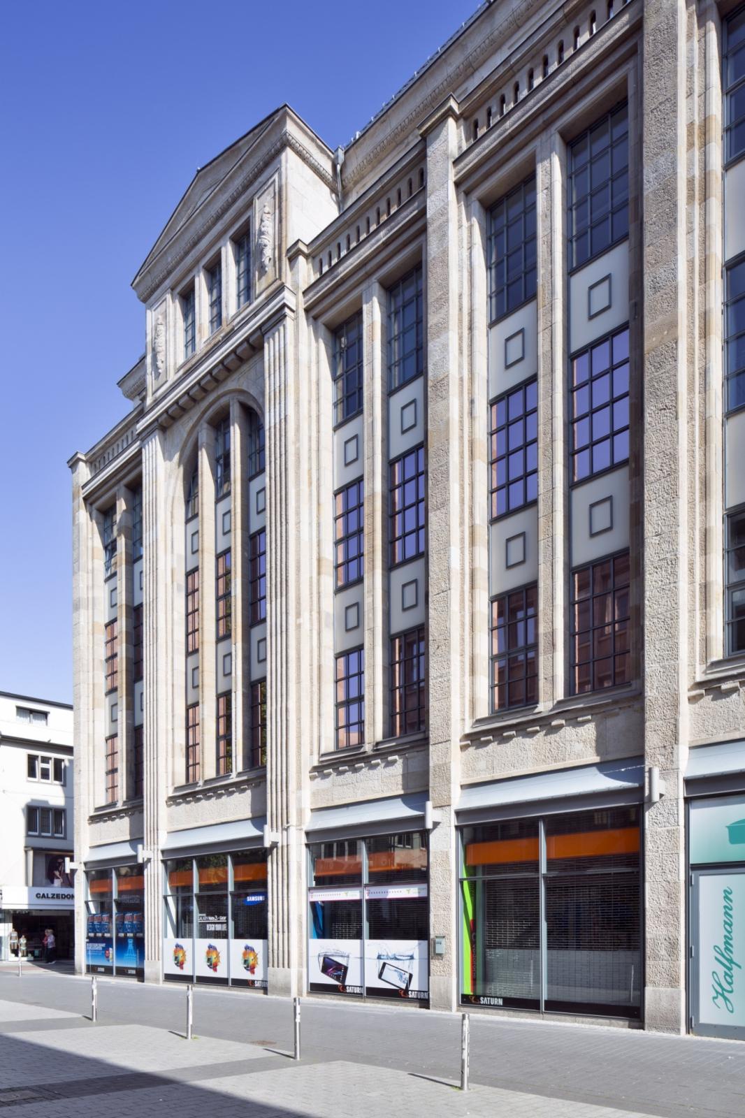 Blick entlang der Fassade