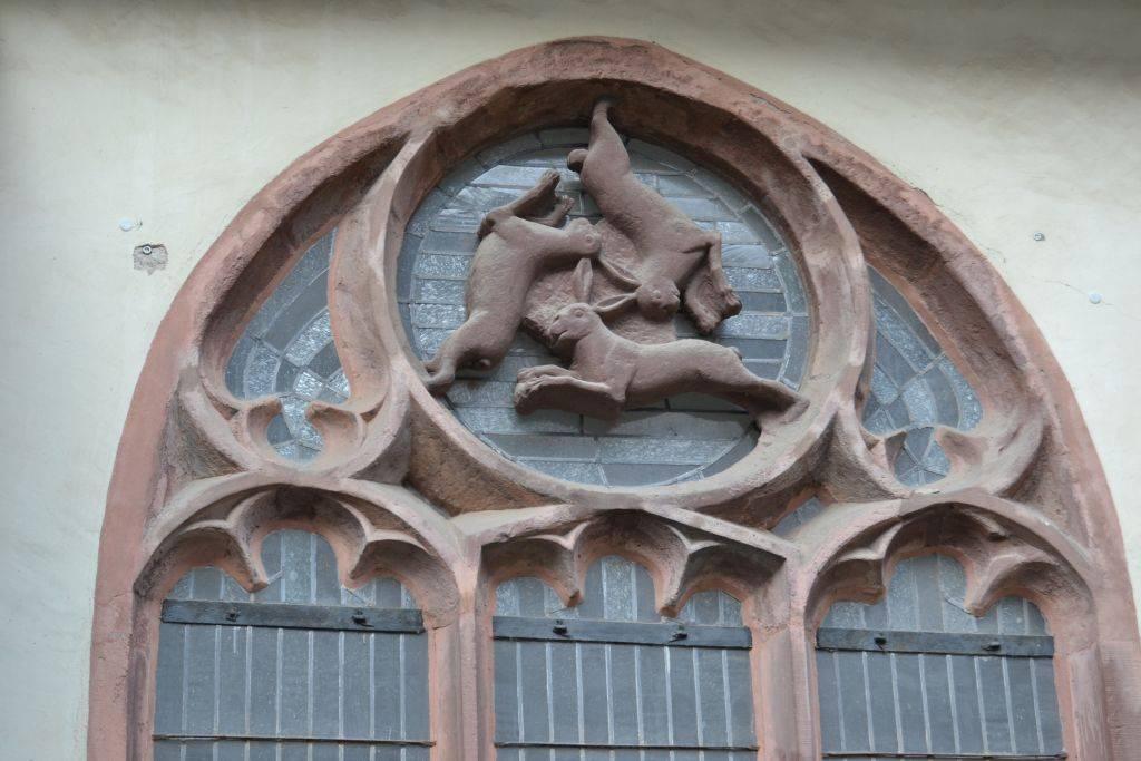 Dreihasenfenster im Kreuzgang des Doms