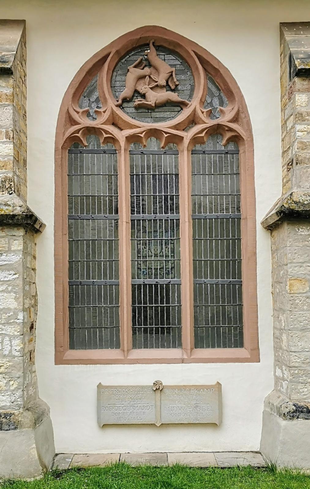 Dreihasenfenster im Kreuzgang
