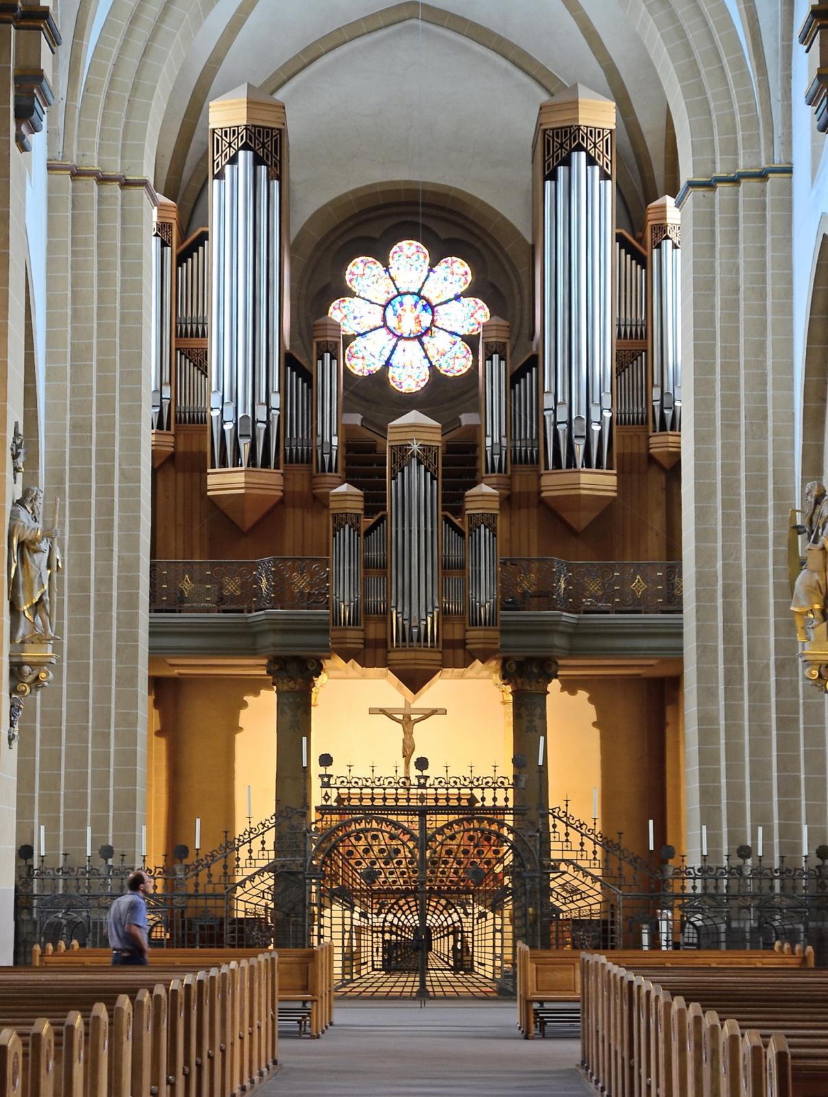 Blick auf die Turmorgel, darunter der Margarethenaltar
