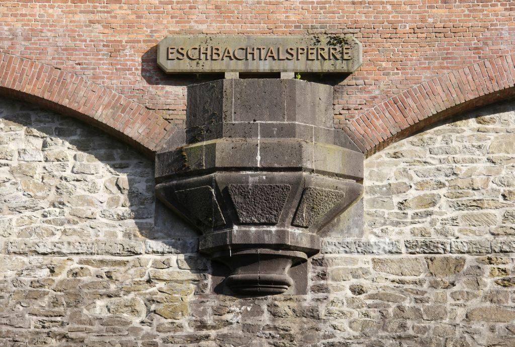 Detail der Konsole am Bogenfries