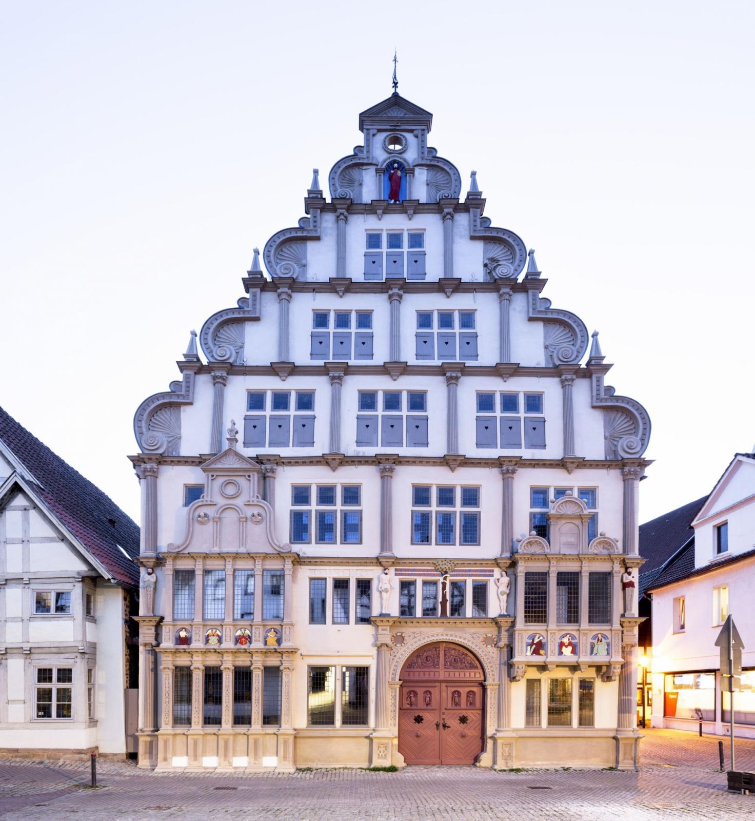 Frontansicht Fassade beleuchtet