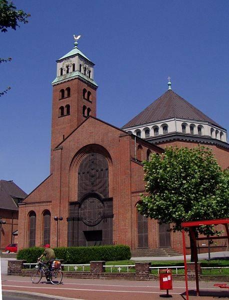 Heilig-Kreuz-Kirche Gladbeck von Westen