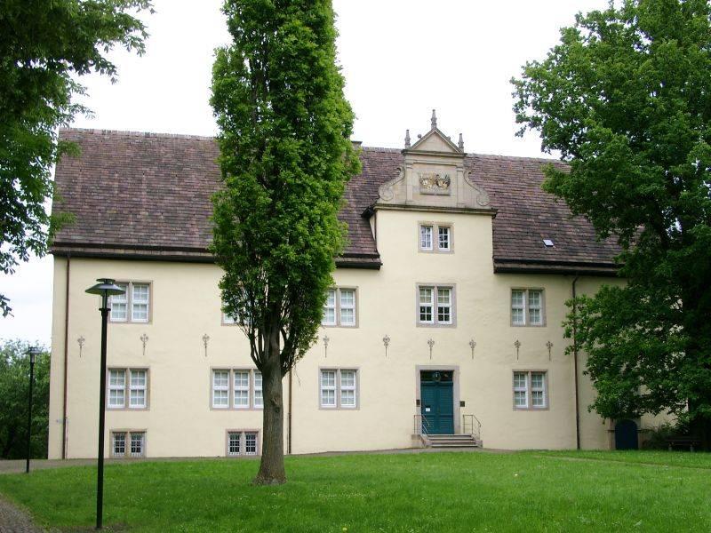 Eingangsfassade des Schlosses