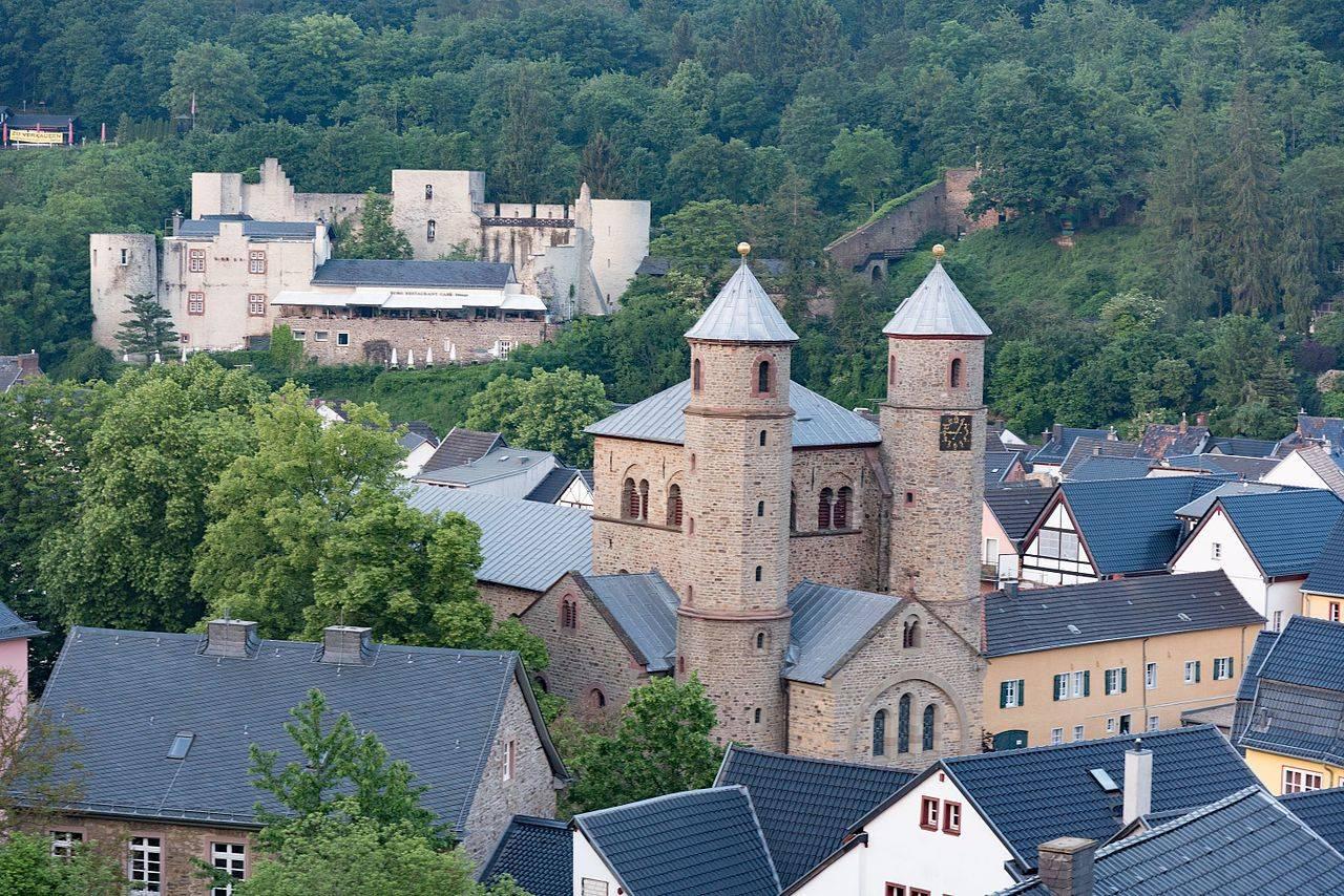 St. Chrysanthus und Daria mit Burg Münstereifel im Hintergrund