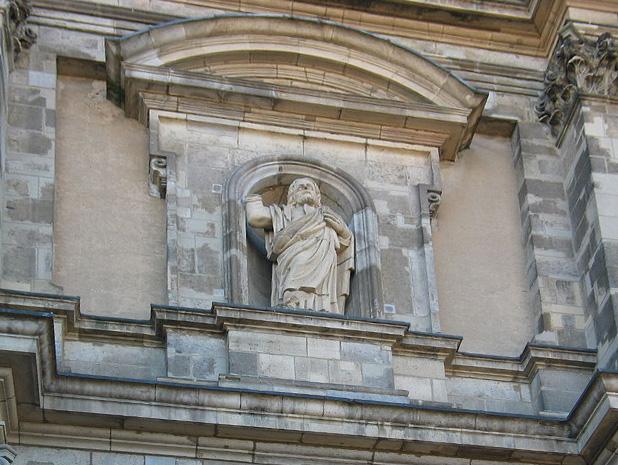 Detail der Fassade mit Christusfigur in Ädikula