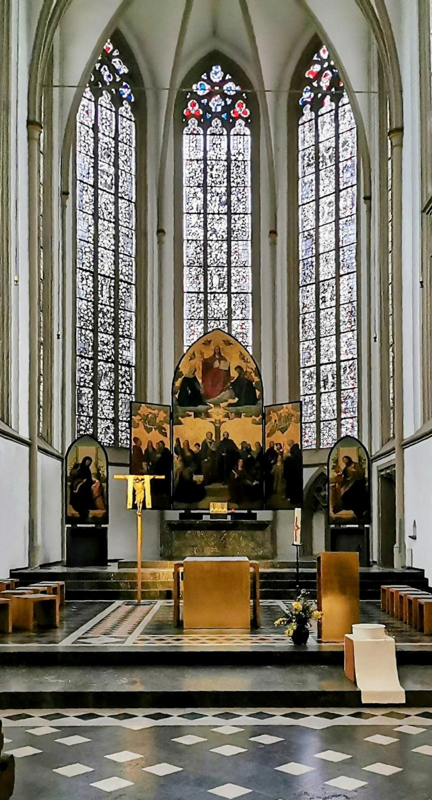 Flügelaltar in der Apsis von St. Remigius