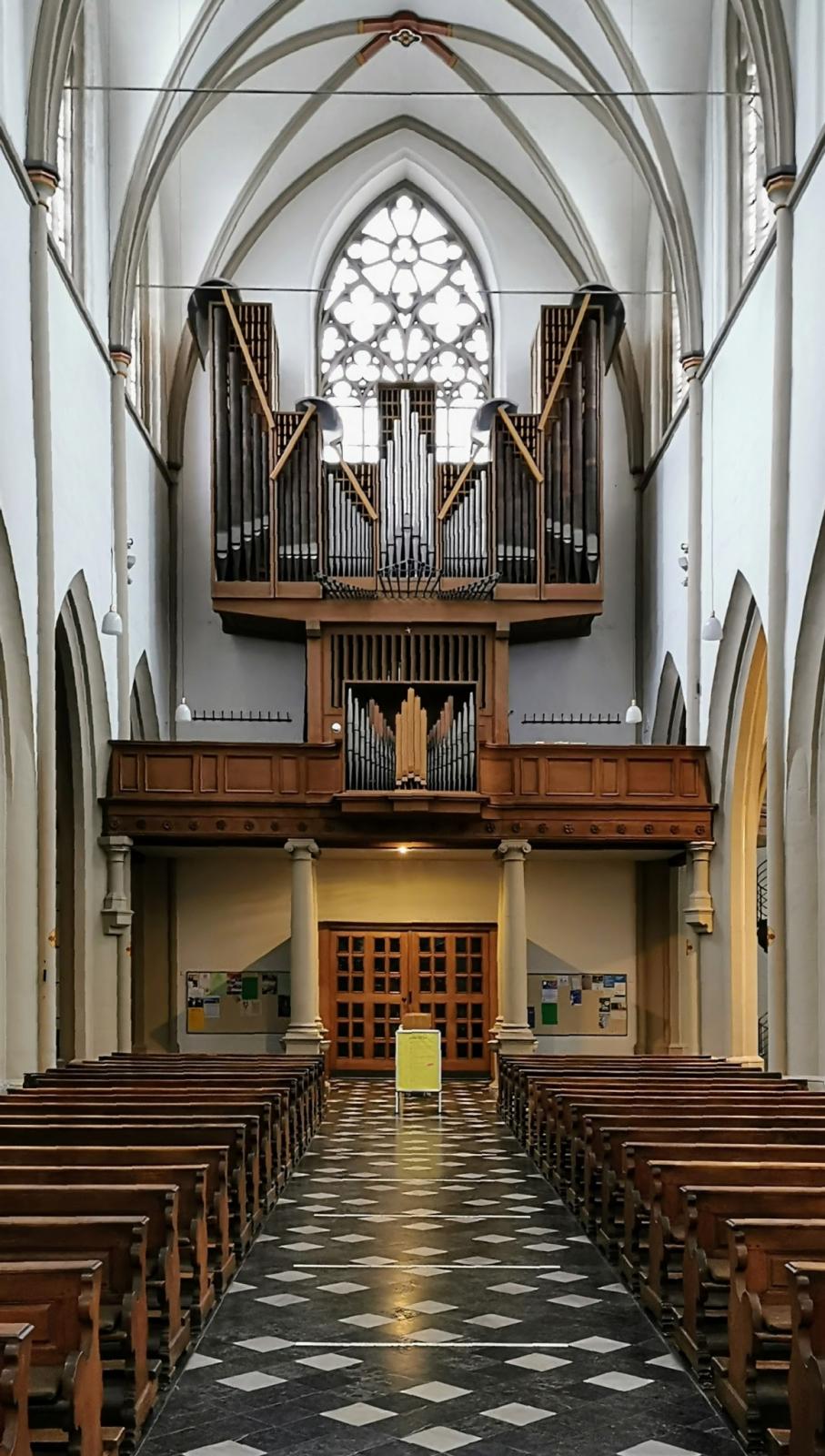 Blick auf die Orgel