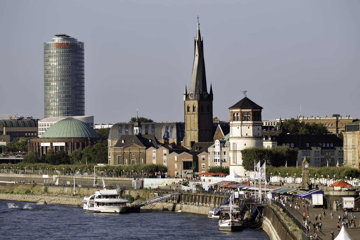 Rheinufer Düsseldorf mit Blick auf den Kirchturm von St. Lambertus