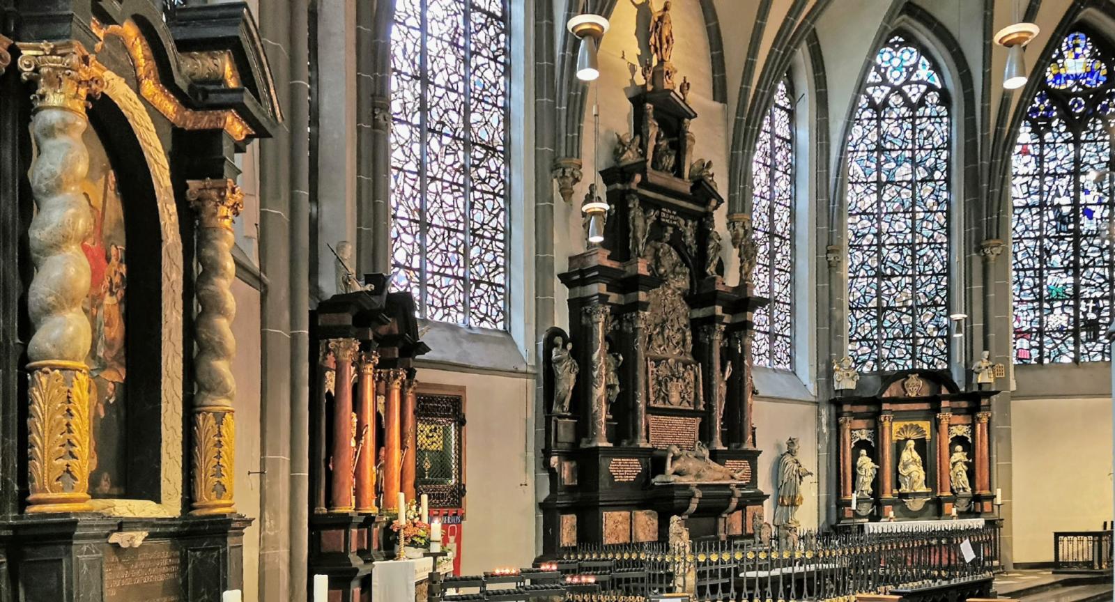 Chorumgang mit dem Grabmal von Herzog Wilhelm V. 
