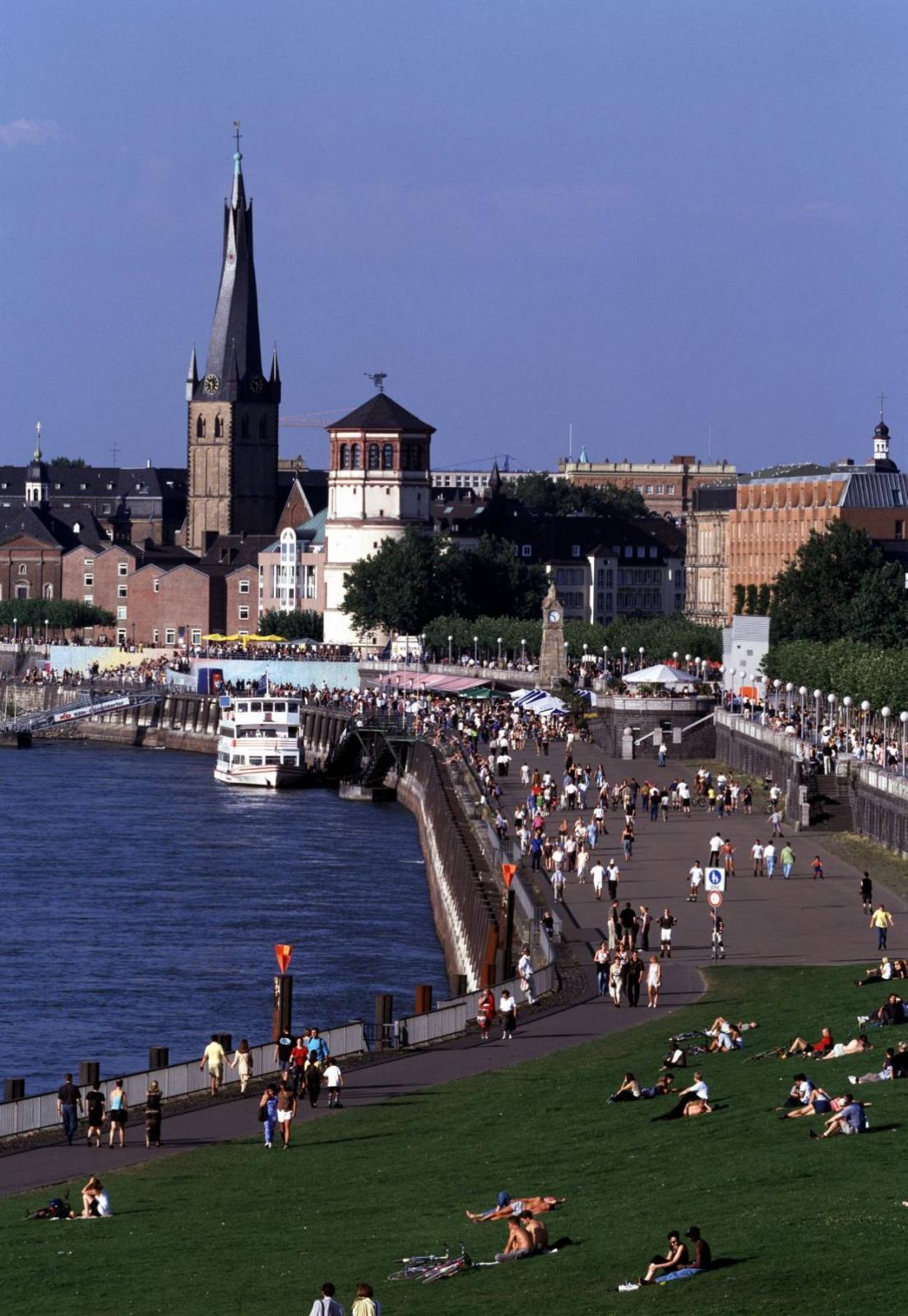 Rheinuferpromenade von der Rheinkniebrücke aus gesehen