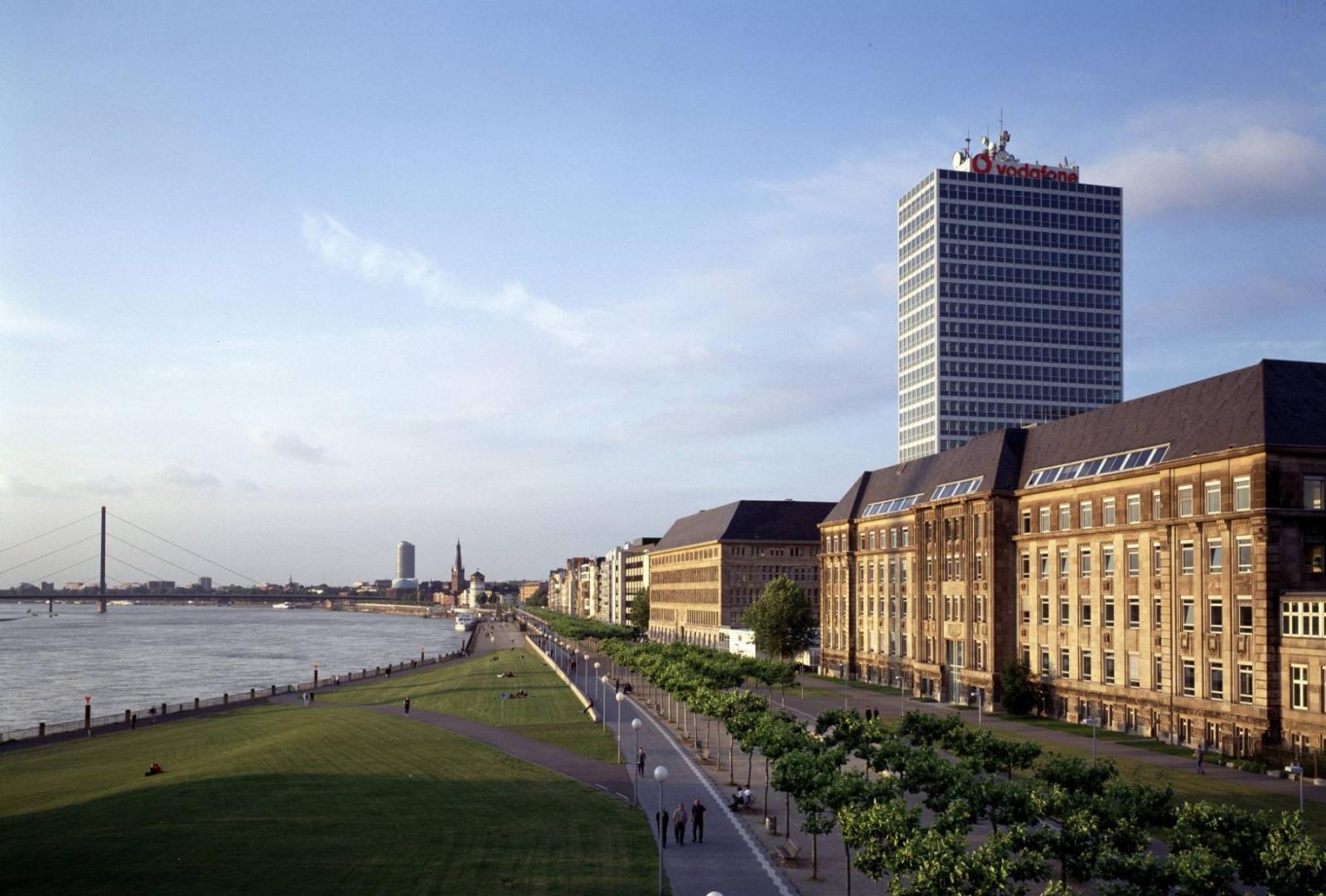 Rheinuferpromenade mit Mannesmann Hochhaus